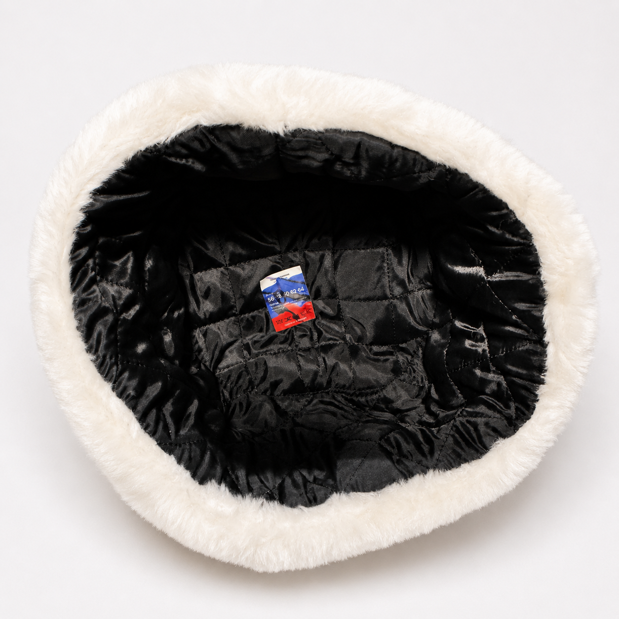 Ushanka Rusa Blanca con Emblema Soviético