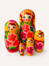 Cargar imagen en el visor de la galería, Matrioshka rusa «Flores de Invierno» pintada a mano – 5 piezas | 18 cm (Copy)