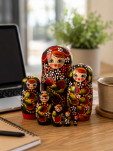Cargar imagen en el visor de la galería, Matrioshka rusa «Constelación Escarlata» pintada a mano