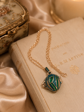 Cargar imagen en el visor de la galería, Collar con Dije Estilo Fabergé de Esmalte Azul y Cristales