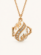 Cargar imagen en el visor de la galería, Collar con Relicario Huevo Fabergé Blanco con Campana Interior – AKM San Petersburgo