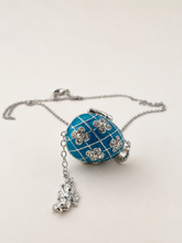 Cargar imagen en el visor de la galería, Dije Huevo Fabergé Azul con Ángel