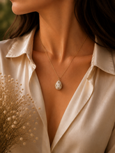 Cargar imagen en el visor de la galería, Dije Huevo Fabergé Blanco con Ángel