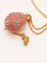 Cargar imagen en el visor de la galería, Dije Huevo Fabergé Rosa con Ángel