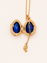 Cargar imagen en el visor de la galería, Dije Huevo Fabergé Azul Real con Ángel