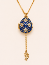 Cargar imagen en el visor de la galería, Dije Huevo Fabergé Azul Real con Ángel