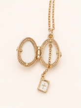 Cargar imagen en el visor de la galería, Dije Huevo Fabergé Blanco con Biblia