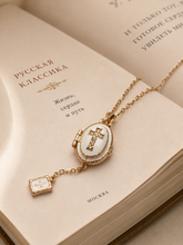 Cargar imagen en el visor de la galería, Dije Huevo Fabergé Blanco con Biblia