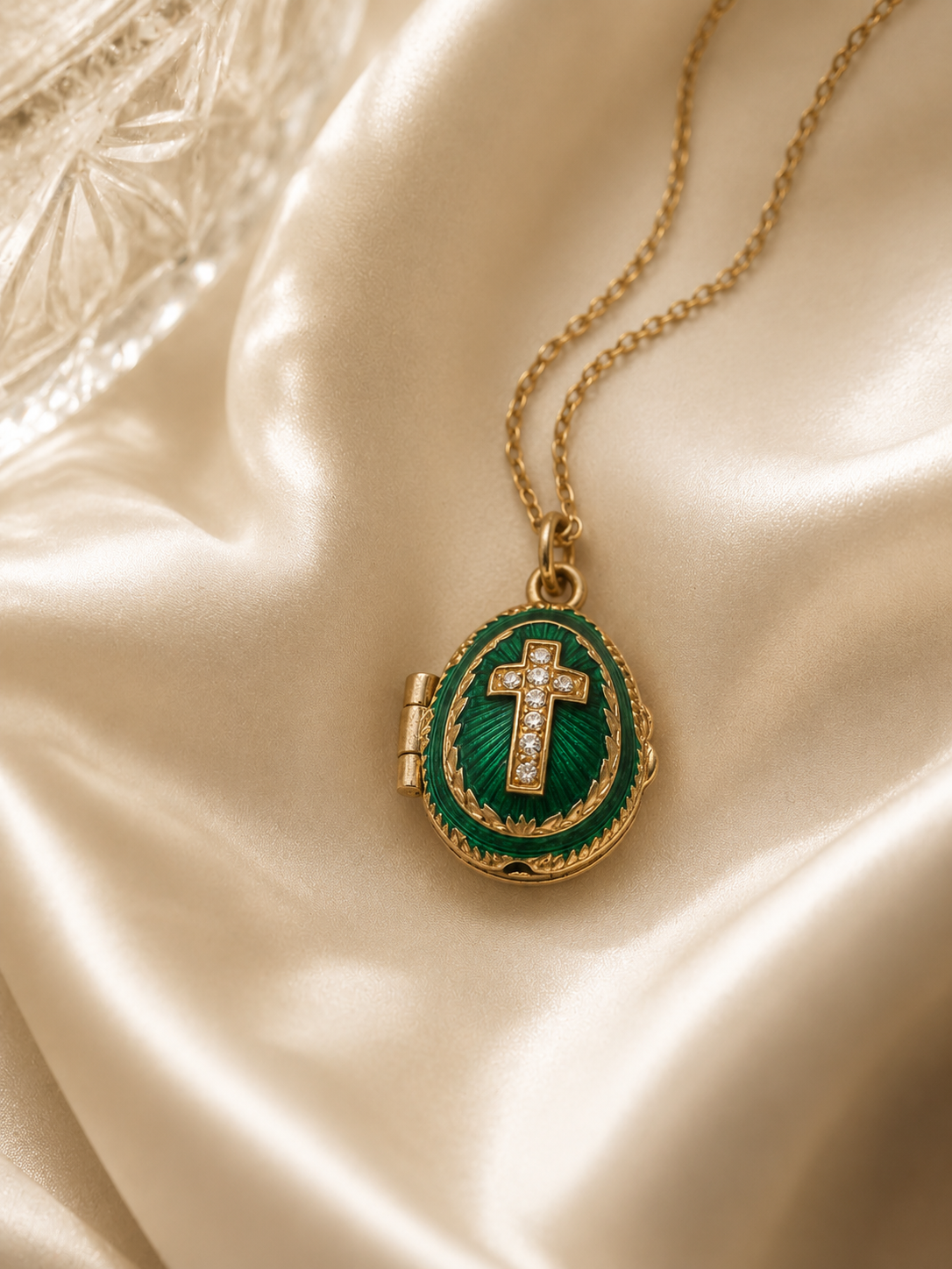 Dije Huevo Fabergé Verde con Biblia