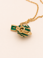 Cargar imagen en el visor de la galería, Dije Huevo Fabergé Verde con Biblia