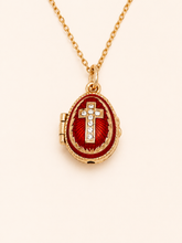 Cargar imagen en el visor de la galería, Dije Huevo Fabergé Rojo con Biblia
