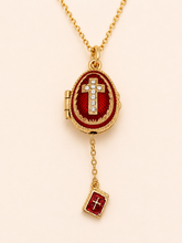 Cargar imagen en el visor de la galería, Dije Huevo Fabergé Rojo con Biblia