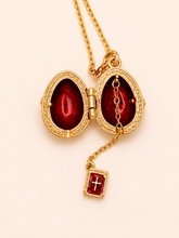 Cargar imagen en el visor de la galería, Dije Huevo Fabergé Rojo con Biblia
