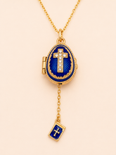 Cargar imagen en el visor de la galería, Dije Huevo Fabergé Azul Real con Biblia