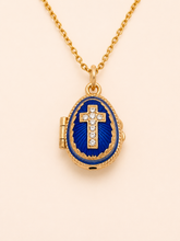 Cargar imagen en el visor de la galería, Dije Huevo Fabergé Azul Real con Biblia