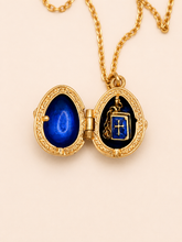 Cargar imagen en el visor de la galería, Dije Huevo Fabergé Azul Real con Biblia