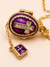 Cargar imagen en el visor de la galería, Dije Huevo Fabergé Morado con Biblia