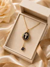 Cargar imagen en el visor de la galería, Dije Huevo Fabergé Negro con Biblia Decorativa