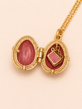 Cargar imagen en el visor de la galería, Dije Huevo Fabergé Rosa con Biblia Decorativa