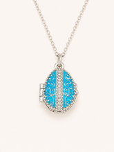 Cargar imagen en el visor de la galería, Dije Huevo Fabergé Azul con Sorpresa de Manzana