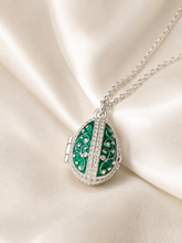 Cargar imagen en el visor de la galería, Dije Huevo Fabergé Verde con Sorpresa de Manzana