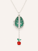 Cargar imagen en el visor de la galería, Dije Huevo Fabergé Verde con Sorpresa de Manzana