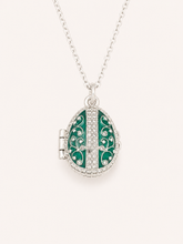 Cargar imagen en el visor de la galería, Dije Huevo Fabergé Verde con Sorpresa de Manzana