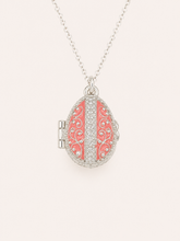 Cargar imagen en el visor de la galería, Dije Huevo Fabergé Rosa Coral con Sorpresa de Manzana
