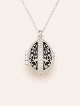 Cargar imagen en el visor de la galería, Dije Huevo Fabergé Negro con Sorpresa de Manzana