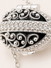 Cargar imagen en el visor de la galería, Dije Huevo Fabergé Negro con Sorpresa de Manzana