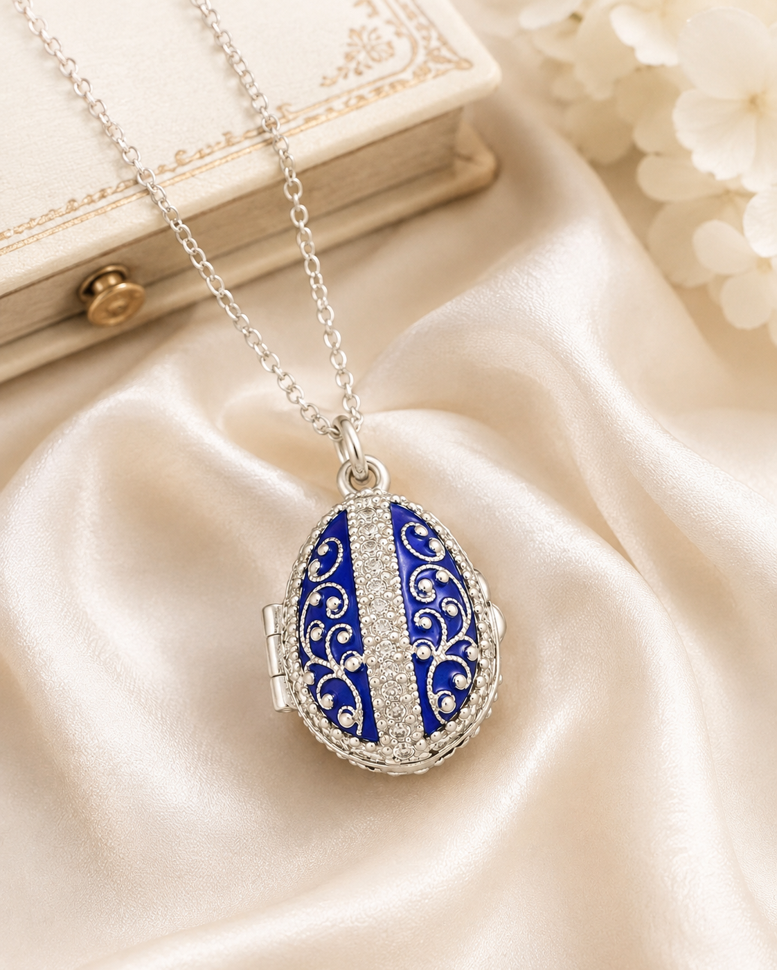 Dije Huevo Fabergé Azul con Sorpresa de Manzana