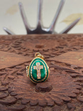Cargar imagen en el visor de la galería, Dije Faberge con la Biblia. Color Verde