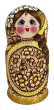 Cargar imagen en el visor de la galería, Matrioshka De Autor. Margaritas. Rusia. Pirograbado, Dorada