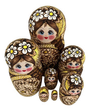 Cargar imagen en el visor de la galería, Matrioshka De Autor. Margaritas. Rusia. Pirograbado, Dorada