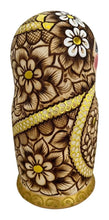 Cargar imagen en el visor de la galería, Matrioshka De Autor. Margaritas. Rusia. Pirograbado, Dorada