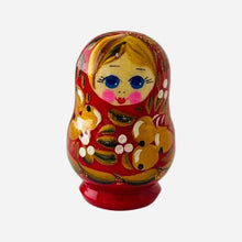 Cargar imagen en el visor de la galería, Iman Refri Matrioshka, Rusia, Pintada A Mano, Madera, Roja 2