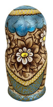 Cargar imagen en el visor de la galería, Matrioshka Autor. Margaritas. Rusia/pirograbado Azul Celeste