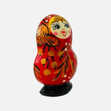 Cargar imagen en el visor de la galería, Iman Refri Matrioshka, Rusia, Pintada A Mano, Madera, Roja