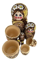 Cargar imagen en el visor de la galería, Matrioshka De Autor. Margaritas. Rusia. Pirograbado, Dorada