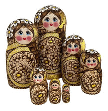 Cargar imagen en el visor de la galería, Matrioshka De Autor. Margaritas. Rusia. Pirograbado, Dorada