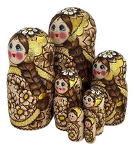 Cargar imagen en el visor de la galería, Matrioshka De Autor. Margaritas. Rusia. Pirograbado, Dorada