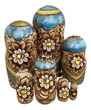 Cargar imagen en el visor de la galería, Matrioshka Autor. Margaritas. Rusia/pirograbado Azul Celeste