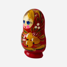 Cargar imagen en el visor de la galería, Iman Refri Matrioshka, Rusia, Pintada A Mano, Madera, Roja 2