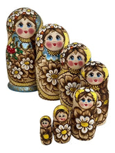 Cargar imagen en el visor de la galería, Matrioshka Autor. Margaritas. Rusia/pirograbado Azul Celeste