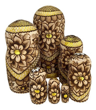 Cargar imagen en el visor de la galería, Matrioshka De Autor. Margaritas. Rusia. Pirograbado, Dorada