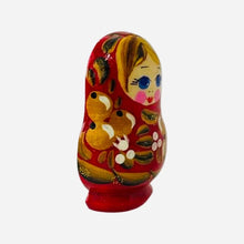 Cargar imagen en el visor de la galería, Iman Refri Matrioshka, Rusia, Pintada A Mano, Madera, Roja 2
