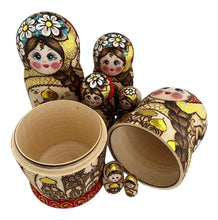 Cargar imagen en el visor de la galería, Matrioshka De Autor. Festiva. Rusia Pirograbado, Roja 7 Pzas