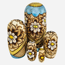 Cargar imagen en el visor de la galería, Matrioshka Autor. Margaritas. Rusia. Pirograbado, Celeste 5