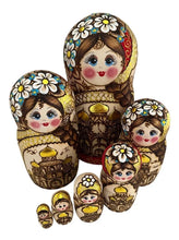 Cargar imagen en el visor de la galería, Matrioshka De Autor. Festiva. Rusia Pirograbado, Roja 7 Pzas