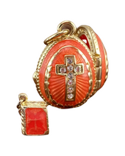 Cargar imagen en el visor de la galería, Dije Faberge con la Biblia.